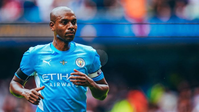 "Манчестер Сити" афсонаси фаолиятини якунлаганини эълон қилди: "Энди оила даврасида вақт ўтказиш вақти келди"