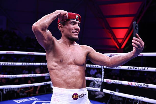 Murodjon Ahmadaliyev Yaponiya ko‘chalarida o‘zbeklarni ko‘rib qolib, ularga murojaat qildi