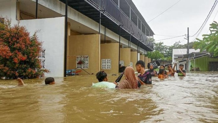 Индонезияда сув тошқинлари ва кўчкилар қурбонлари сони 442 нафарга етди