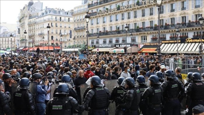 Францияда Макрон сиёсатини қоралаб ўтказилган намойишларда 540 киши ҳибсга олинди