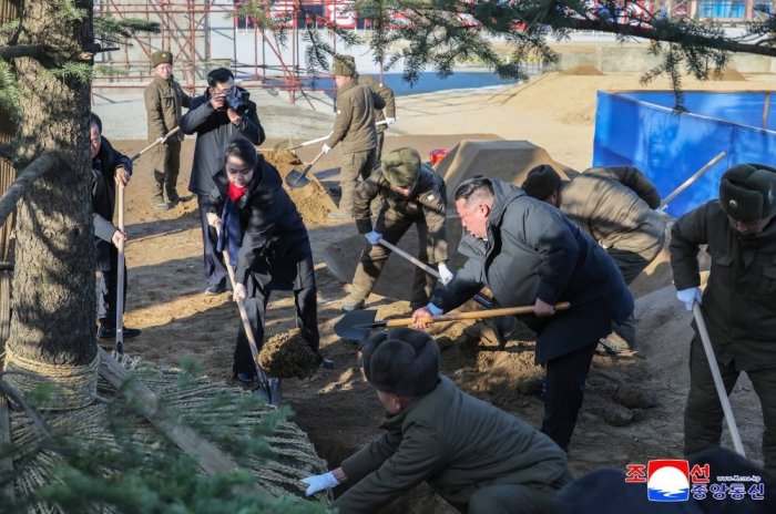 Ким Чен Ин қизи билан дарахт экди