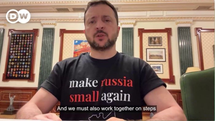 Zelenskiy kechki videomurojaatida “make russia small again” yozuvi tushirilgan futbolka kiygan holda ko‘rinish berdi