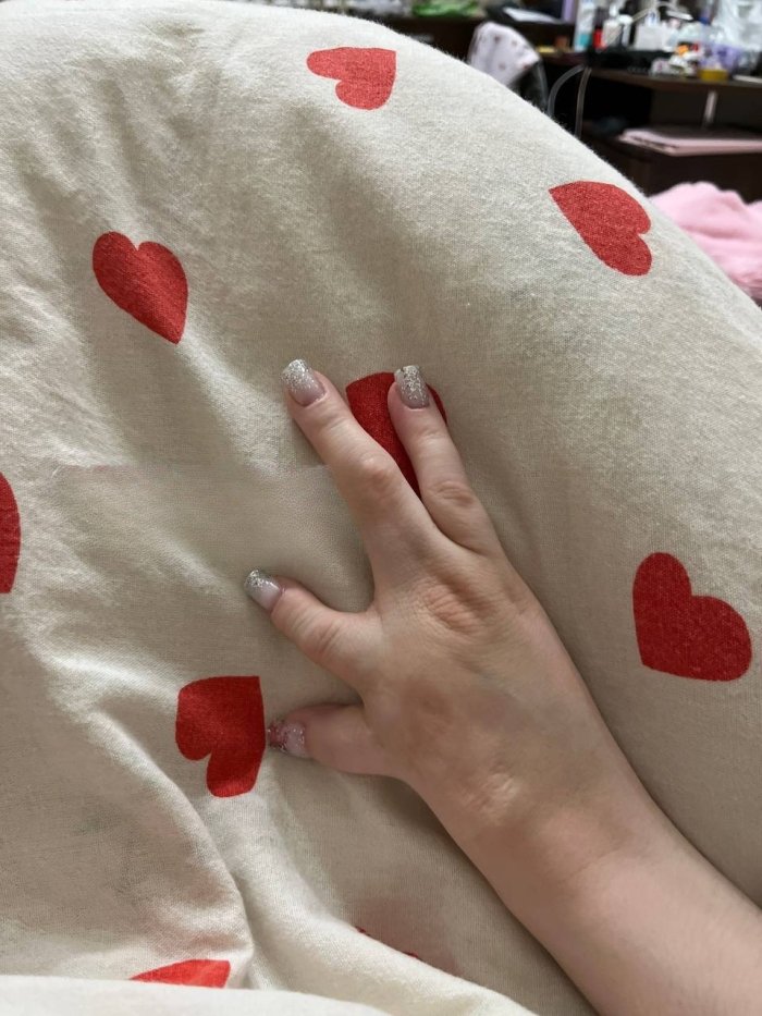 Мурманскда бармоғи йўқлиги сабабли қизни заргарлик дўконидан ҳайдаб юборишди