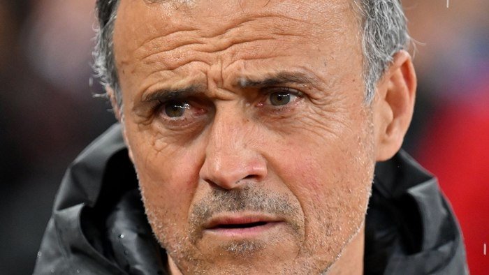 Luis Enrike velosipeddan yiqilib, suyagini sindirib oldi