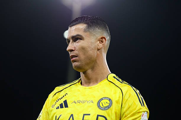 Ronaldu urushdan qochib, futbolni chetga surishga qaror qildi