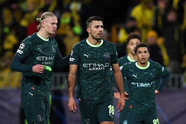 "Манчестер Сити" сардорлари EЧЛдаги мағлубиятдан сўнг, мухлислар учун пул еғишди