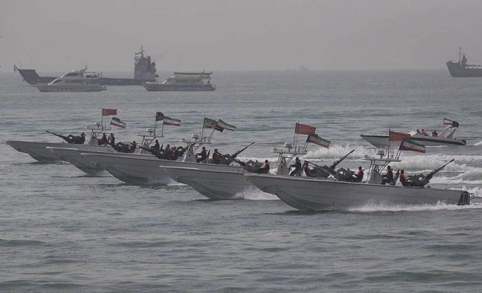 Эрон расмийлари Ҳўрмуз бўғозини назорат қилиш учун юзлаб катерлардан иборат "чивинлар флоти"дан фойдаланмоқда