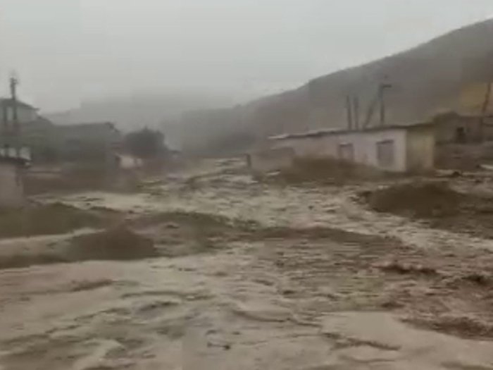 Жиззахга келган сел йўлни ювиб кетди