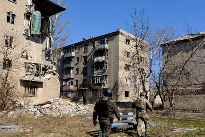 Ukraina qo‘shinlari Rossiya Donbassni egallashi uchun asosiy shaharda pozisiyalardan chekindi