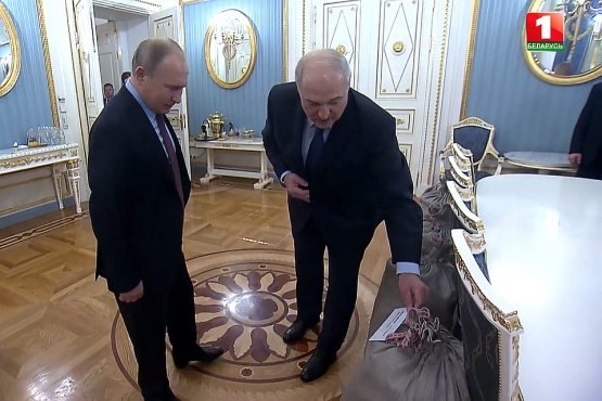 Lukashenko Putinga o‘z tomorqasidan bir necha qop kartoshka sovg‘a qildi