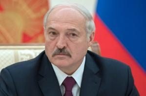 Лукашенко истеъфога чиқарилган вазирни заводда ишлашга жўнатди