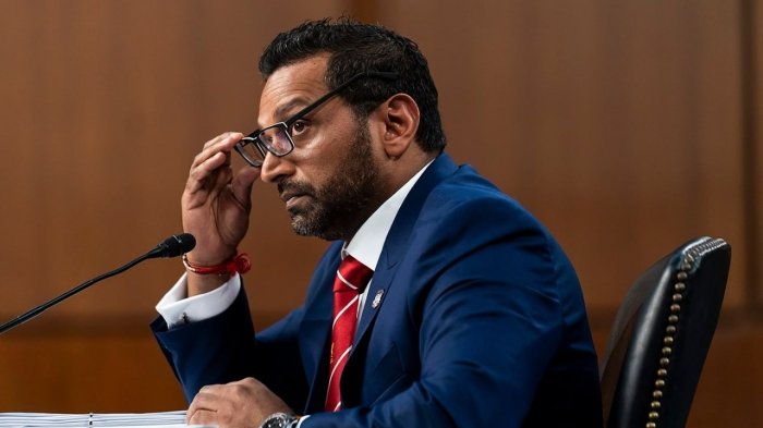 АҚШ Федерал қидирув бюроси ташкилотнинг ҳозирги раҳбари Кеш Пател ва Оқ уй маъмурияти раҳбари Сюзан Уайлснинг телефонларини тинглаган 