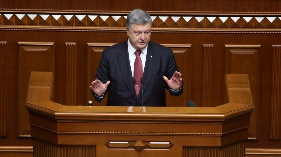 Украина Ташқи ишлар вазири Порошенко нутқ сўзлаётган вақтда ухлаб қолди