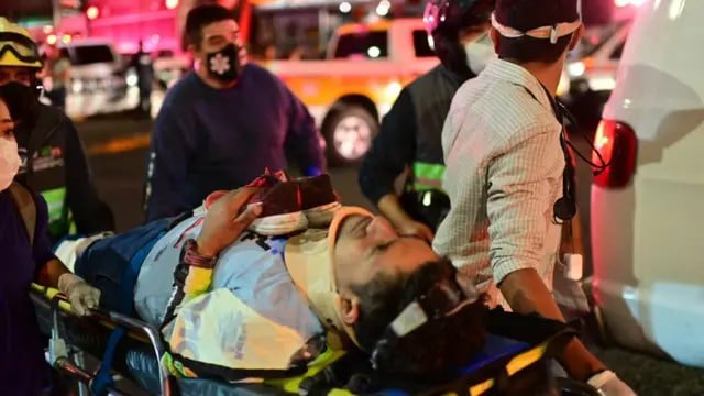 Мехико шаҳридаги стадионнинг очилиш маросимида мухлис йиқилиб вафот этди