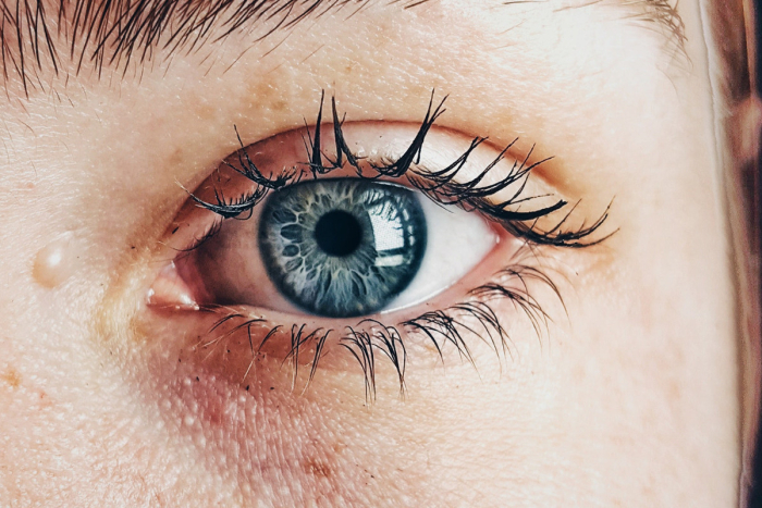 Mushakli yigitlar ichki kiyimida katta dukkaklilar Kiyim pinlari bilan noodatiy jinsiy aloqa