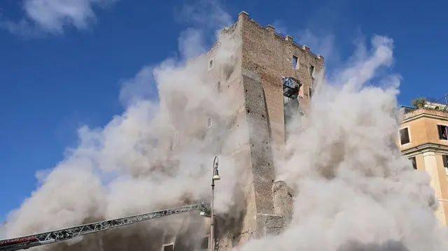 Рим марказида ўрта асрда қурилган минора қулаб тушди