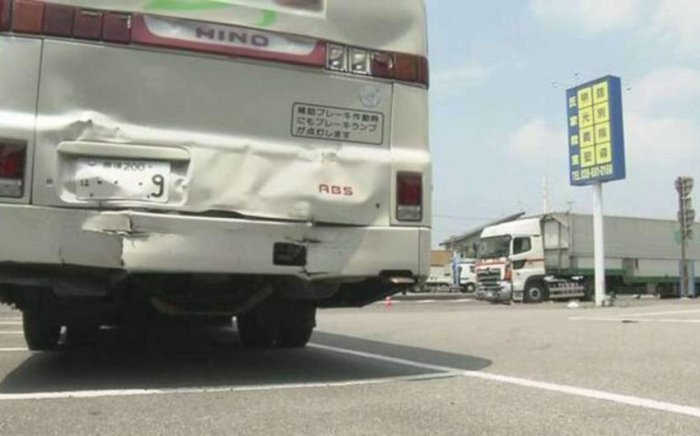 Yaponiyada maktab o‘quvchilarini olib ketayotgan avtobus YTHga uchradi, 9 kishi jarohat oldi