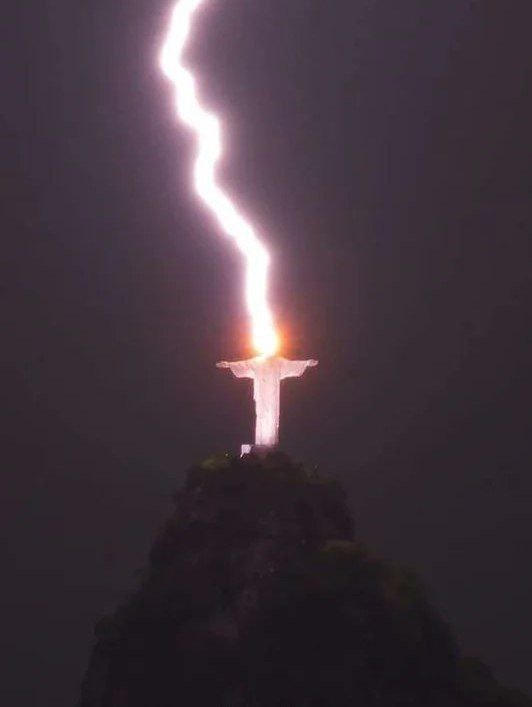 Бразилиядаги Исо Масиҳ ҳайкалини яшин урди