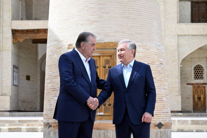 Шавкат Мирзиёев ва Имомали Раҳмон Бухородаги тарихий мажмуаларни зиёрат қилди