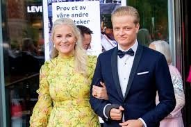 Норвегияда валиаҳд маликанинг ўғлига қарши суд бошланади