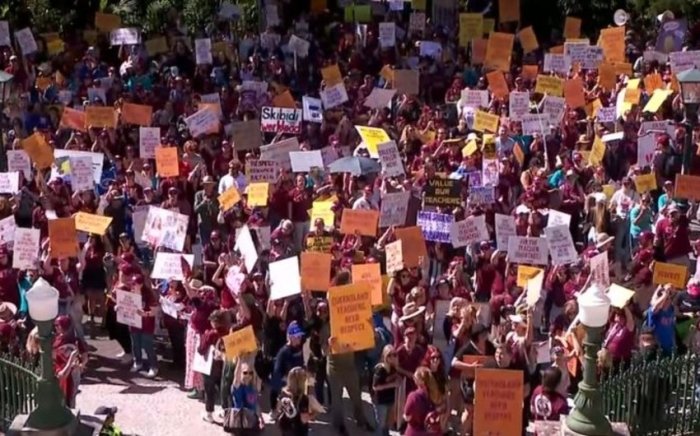 50 mingga yaqin o‘qituvchilar mehnat sharoitlarini yaxshilanishini talab qilib, norozilik namoyishi o‘tkazishdi