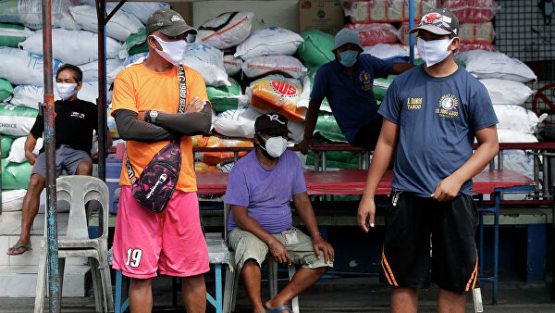 Filippin polisiyachilari masofa saqlanishini tayoq yordamida nazorat qiladi
