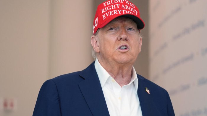 Epshteynning yordamchisi: "Trampda hech qanday nomaqbul xatti-harakat ko‘rmaganman"