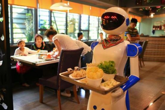 Туркиядаги ресторанда официант-роботлар хизмат қилмоқда