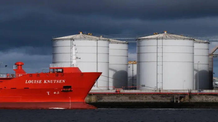 Буюк Британия Россияга қарши нефть санкцияларини юмшатди