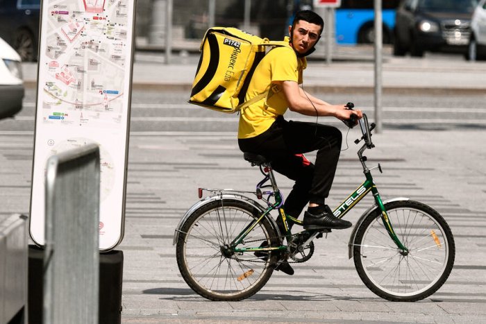 Rossiyadagi migrant kurerlar maosh bo‘yicha AyTi xodimlariga yetib oldi