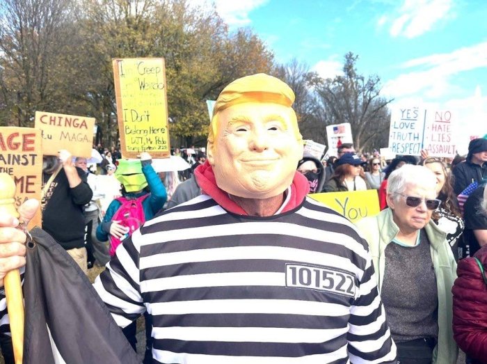 Вашингтонда “Импичмент, қамоқ, истефо” шиори остида Трампга қарши норозилик намойишлари бўлиб ўтди