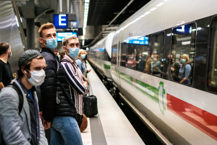 Германия автобус ва поездларда ниқоб тақишни бекор қилди
