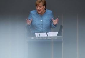 Эксперт қалт-қалт титраган Меркель нималар деганини маълум қилди (ВИДЕО)
