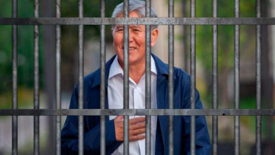 Sud Qirg‘izistonning sobiq prezidenti Almazbek Atambayevni ikkita jinoiy ish bo‘yicha oqladi