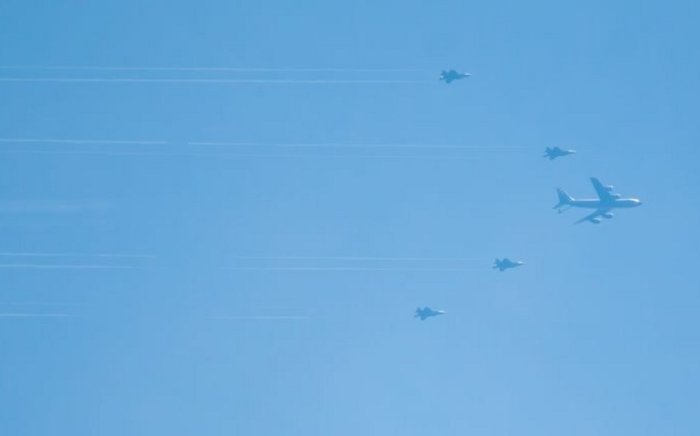 АҚШ қирувчи самолётлари Трамп гольф ўйнайдиган майдон устида фуқаро самолётини тутиб олди