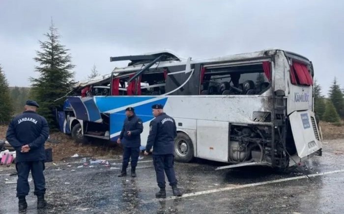 Turkiyada 44 nafar yo‘lovchini olib ketayotgan avtobus ag‘darilib ketdi