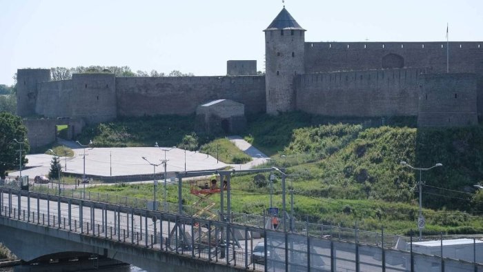 Эстония Россия билан чегарадаги кўприкка металл дарвоза ўрнатди