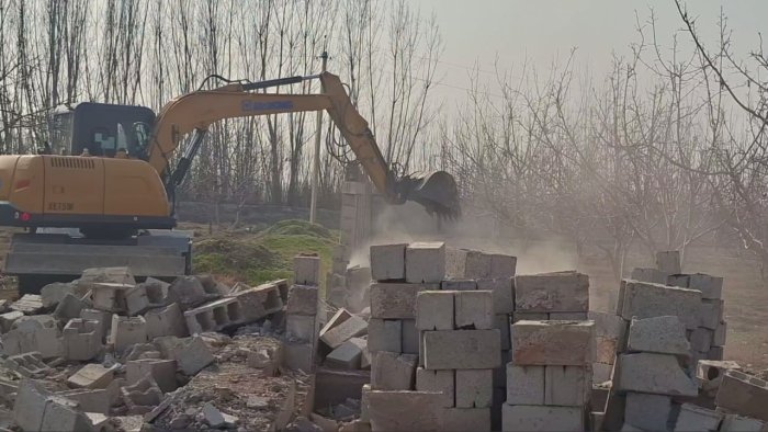 Андижонда қишлоқ хўжалиги еридаги ноқонуний қурилма бузилди