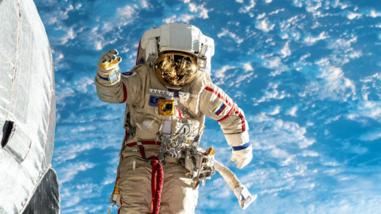 Астронавт туристларнинг очиқ космосга чиқиши қандай бўлишини тушунтирди