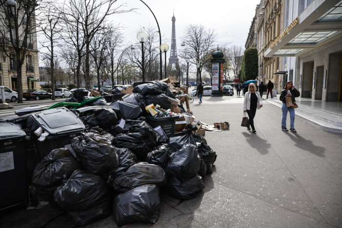 Францияда йирик иш ташлаш: Париж кўчаларида 9 тоннага яқин аҳлат тўпланиб қолди