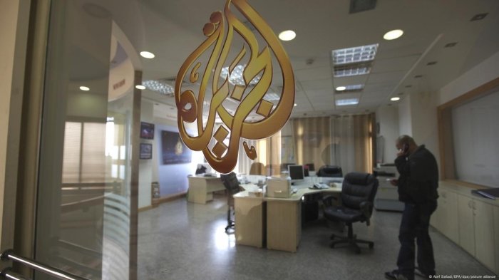 Isroil harbiylari Al-Jazeera'ning Ramallohdagi ofisiga bostirib kirib, uni 45 kunga yopishni talab qildi