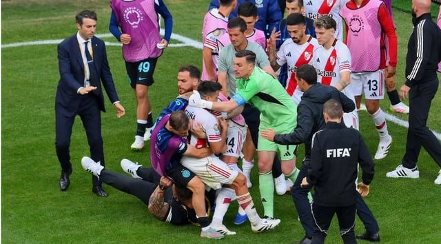 "Inter" - "River Pleyt" uchrashuvi ommaviy mushtlashuv bilan yakunlandi (video)