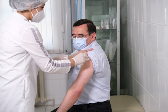 Бош давлат санитария врачи  ZF-UZ-VAC2001 ўзбек-хитой вакцинаси билан  эмланди