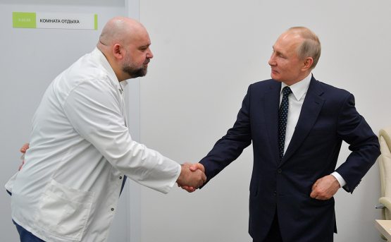 Ана холос! Коронавирусга чалинган шифокор Путин билан кўп бора ниқобсиз учрашган