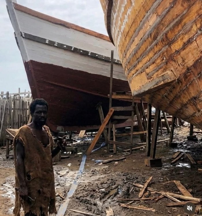 Afrikada o‘zini "payg‘ambar" deb atayotgan shaxs qurgan kema atrofida o‘n minglab odam to‘plandi