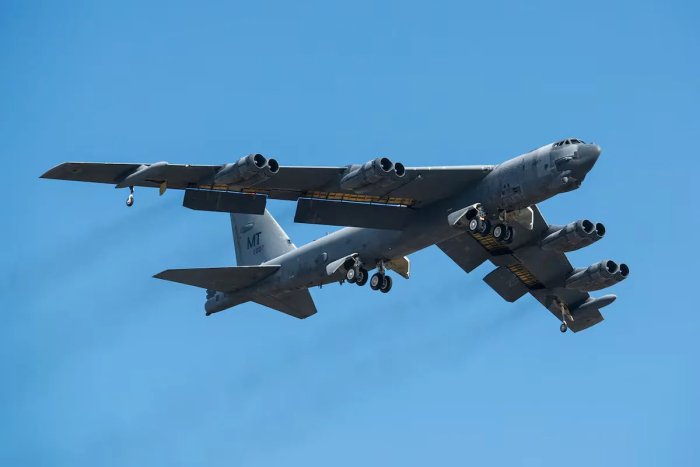 АҚШда ҳалокатга учраган стратегик бомбардимончи самолёт бортида Boeing ходимлари бўлган