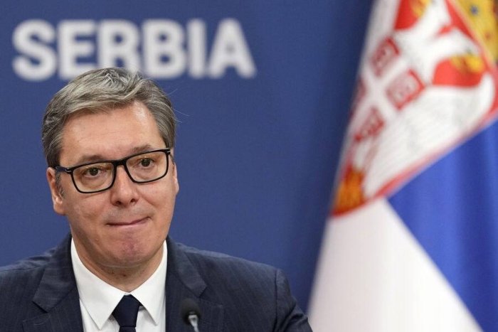 Москвадаги парадга кетаётган Вучичнинг самолёти фавқулодда қўнди