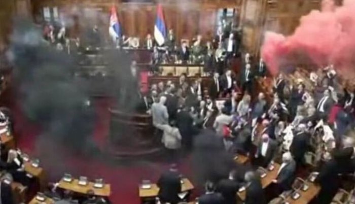 Сербия парламенти йиғилишида тартибсизликлар юз берди