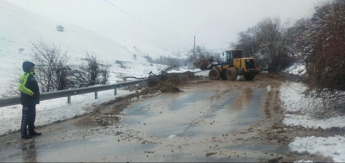 Бўстонлиқда лой кўчкиси содир бўлган йўлда автотранспорт ҳаракати тикланди