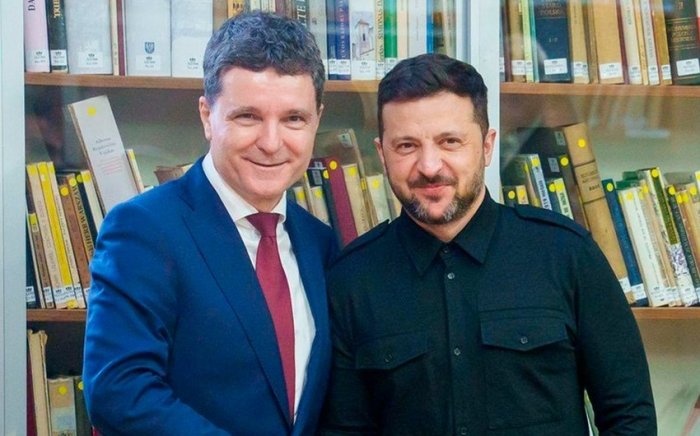 Зеленский Руминиянинг янги сайланган президенти билан Россияга қарши санкцияларни кучайтиришни муҳокама қилди